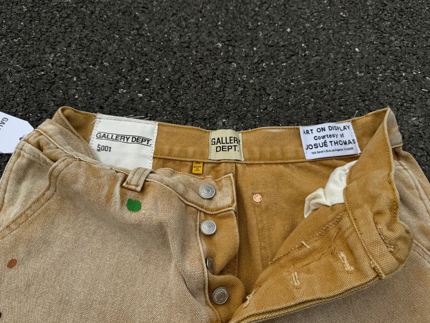 P250💰G91 GALLERY DEPT. Spliced ​​patches, ink-splashed denim bell-bottoms, washed distressed spliced ​​jeans, denim washing factory. During the process, the owner of the washing factory helped introduce a boss who once worked at the Levi OEM factory and then started his own business. This also paved the way for the following styles. Therefore, Levi's remodeled single product for the base plate is really familiar. Whether it is the fabrics supplied or the lathes used in production, there is nothing to choose from. -Color: Black -Size: S-XXL (corresponding to 28-36)